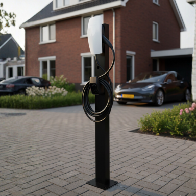 Zwarte laadpaal voor elektrische auto's bij een moderne woning, met oplaadsnoeren.